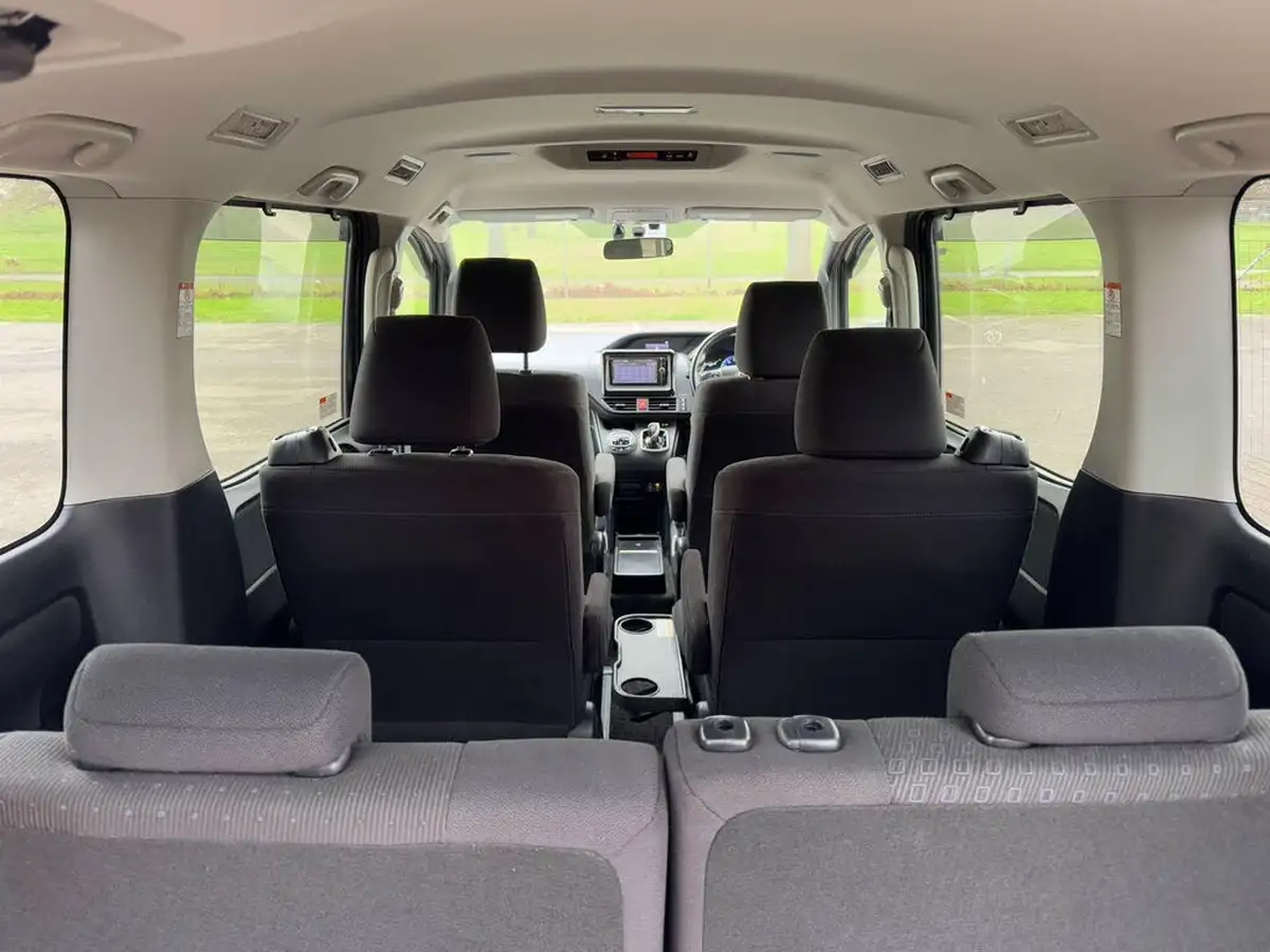 2015-toyota-voxy-18-hybrid-big-41