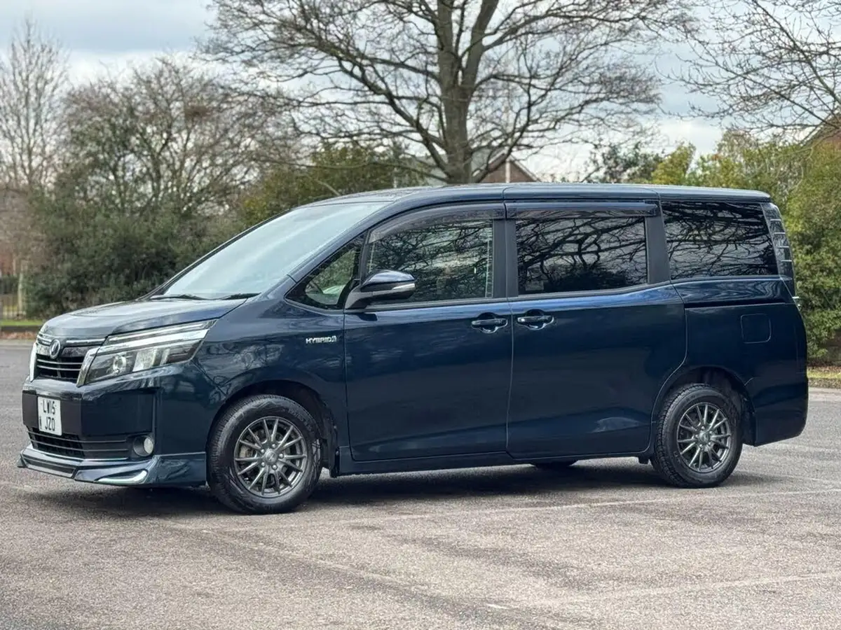 2015-toyota-voxy-18-hybrid-big-13