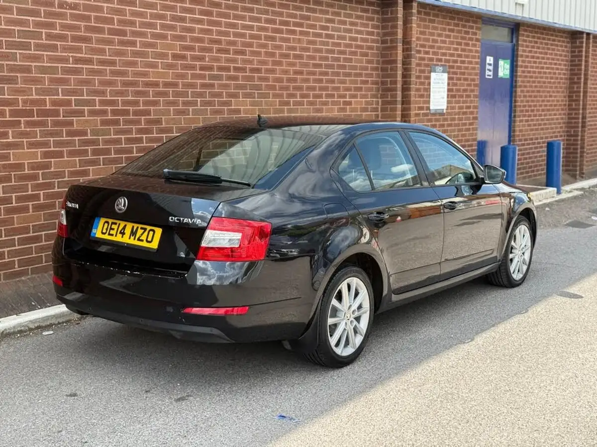 2014-skoda-octavia-16tdi-elegance-hatchback-big-5