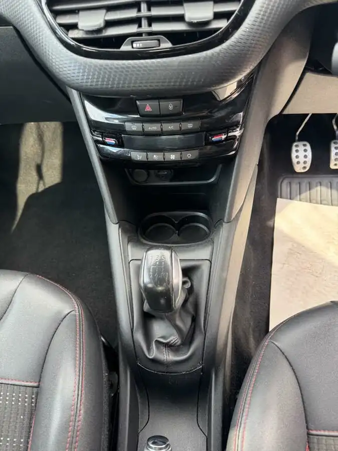2017-peugeot-208-12-puretech-gt-line-5d-big-19