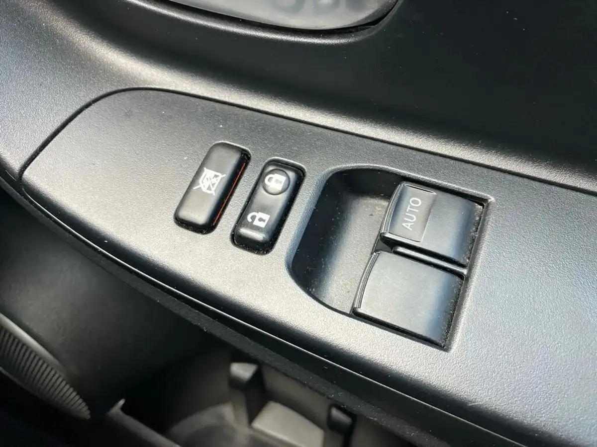 2015-toyota-yaris-133-icon-vvt-i-5d-big-20