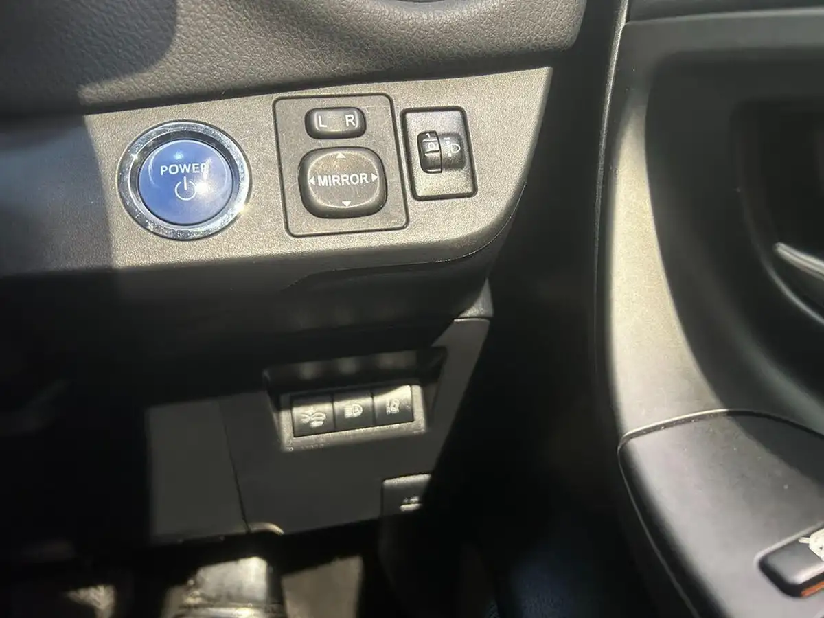 2018-toyota-yaris-15-vvt-i-design-hybrid-big-12