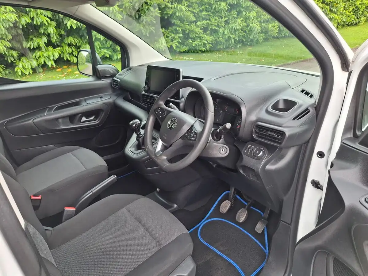 2022-vauxhall-combo-15cdti-dynamic-2300-100pseu6dt-l2h1-panel-big-19