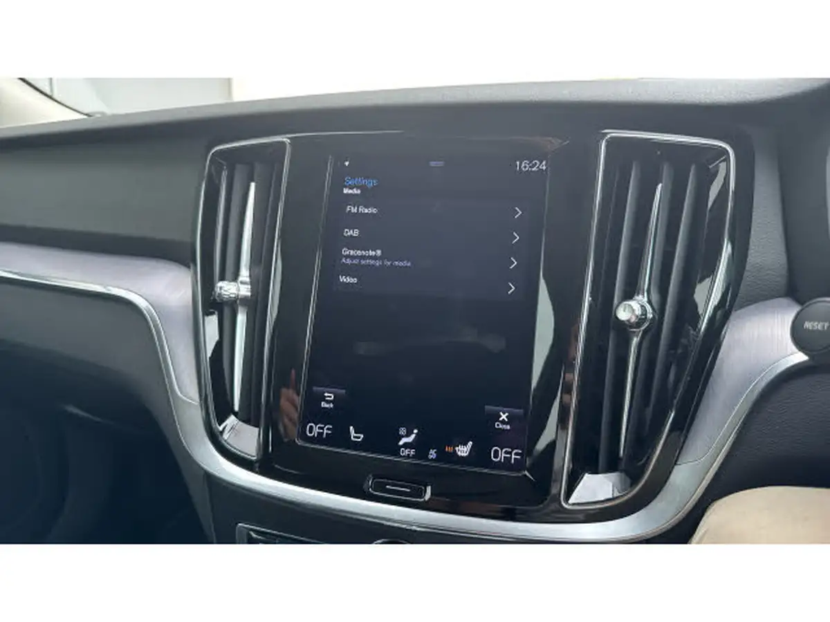2021-volvo-v60-20-b3-momentum-161bhp-big-46
