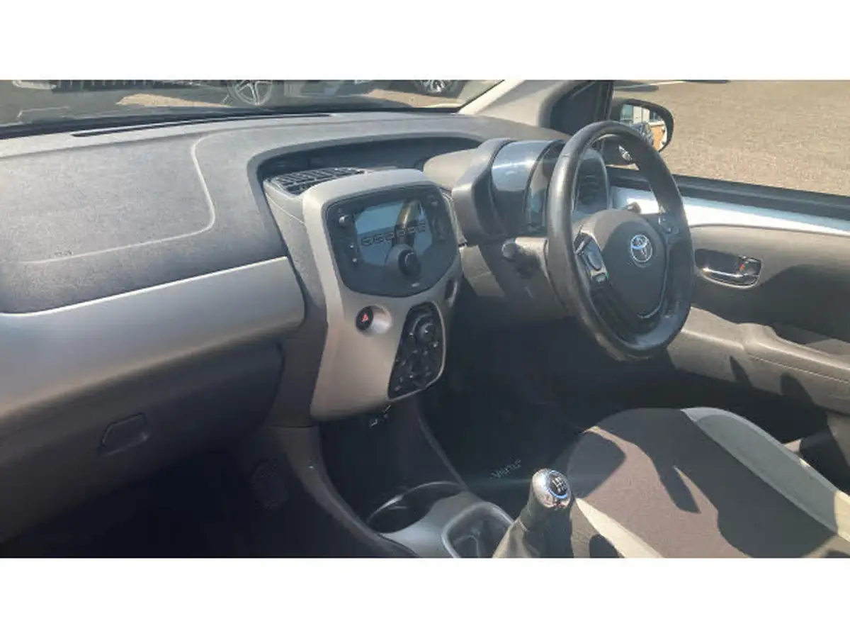 2017-toyota-aygo-10-vvt-i-x-play-71bhp-5d-big-8
