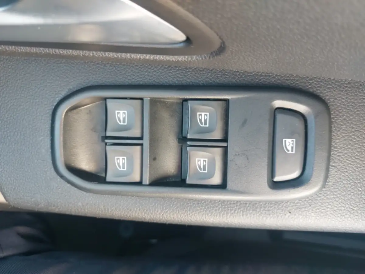2022-dacia-duster-10-tce-comfort-100bhp-bi-fuel-station-wagon-5d-big-17