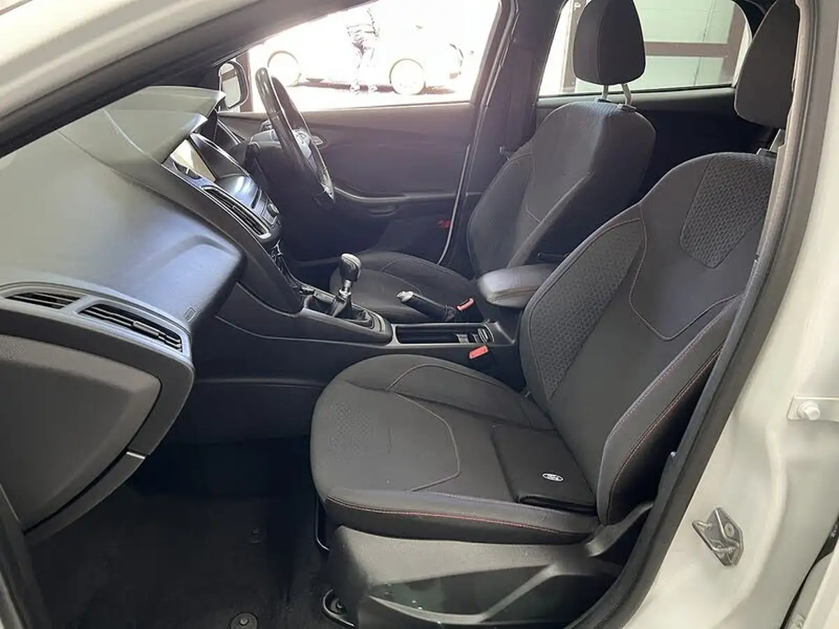 2018-ford-focus-15-st-line-hatchback-big-16