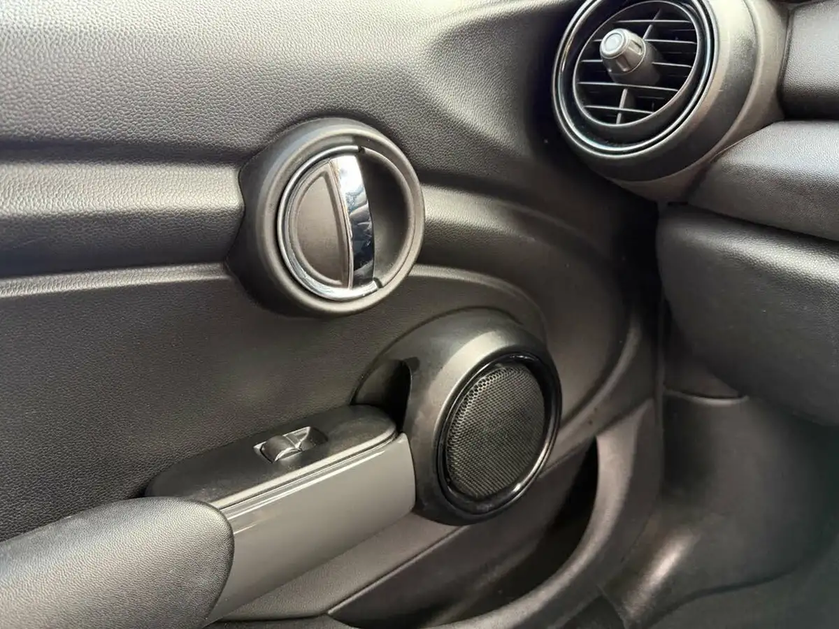 2015-mini-cooper-12-one-ss-5d-big-50
