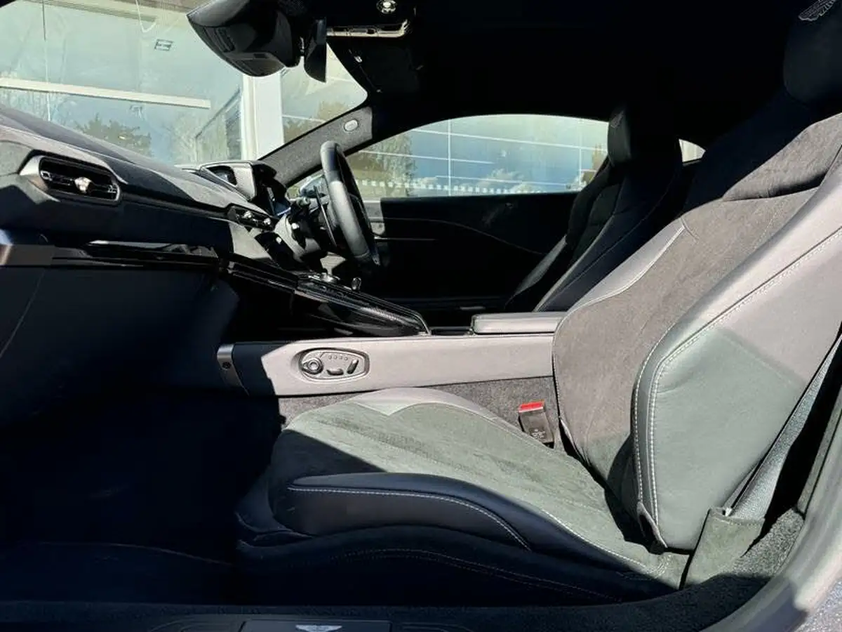2024-aston-martin-vantage-big-22