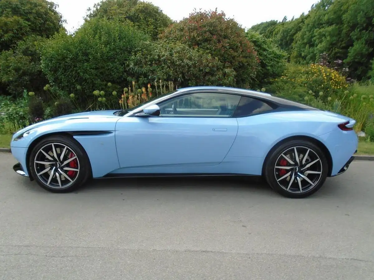 2017-aston-martin-db11-52-v12-launch-edition-big-2
