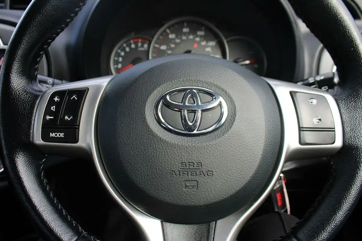 2012-toyota-yaris-133-tr-vvt-i-5d-big-22