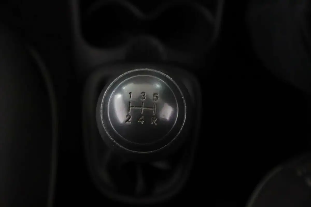 2013-peugeot-107-10-active-3d-big-18