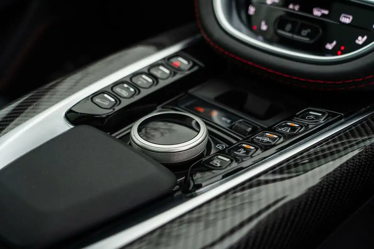 2022-aston-martin-dbx-40-v8-big-30
