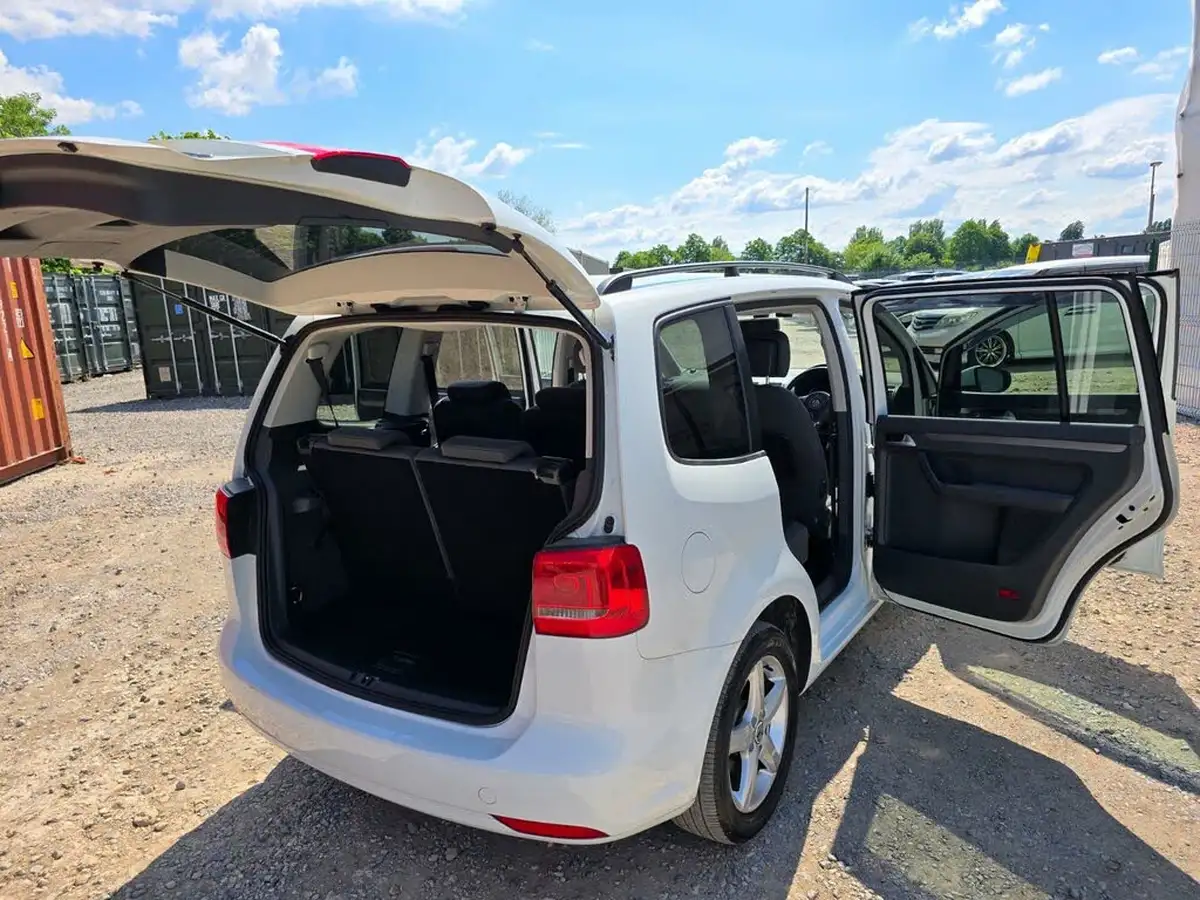 2014-volkswagen-touran-big-16