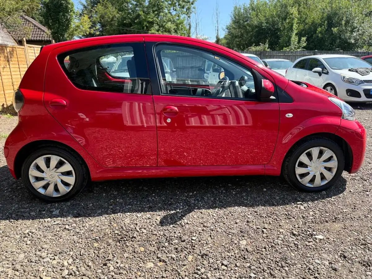 2014-toyota-aygo-10-move-5d-big-2