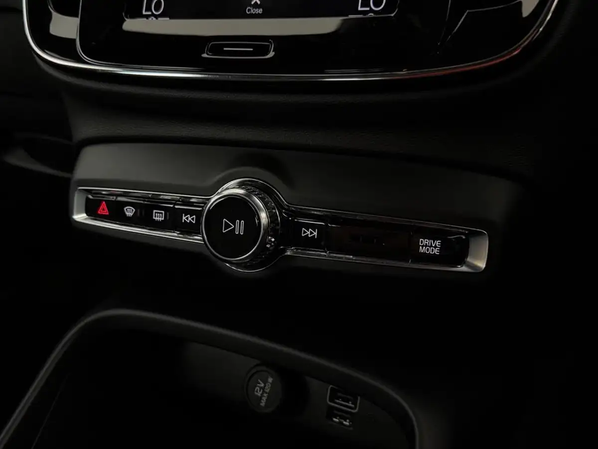 2021-volvo-xc40-15-t3-momentum-161bhp-big-37