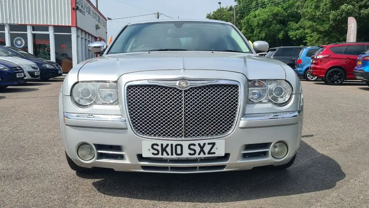 2010-chrysler-300c-30td-srt-design-saloon-4d-big-6