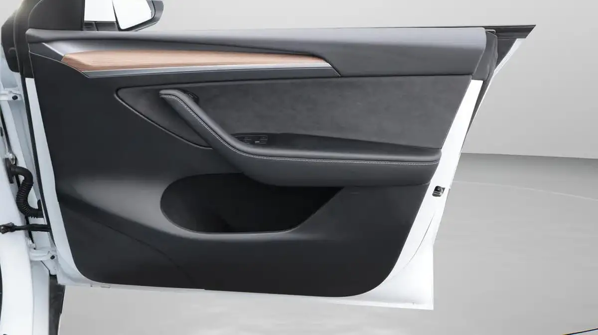 2024-tesla-model-y-e-performance-big-15
