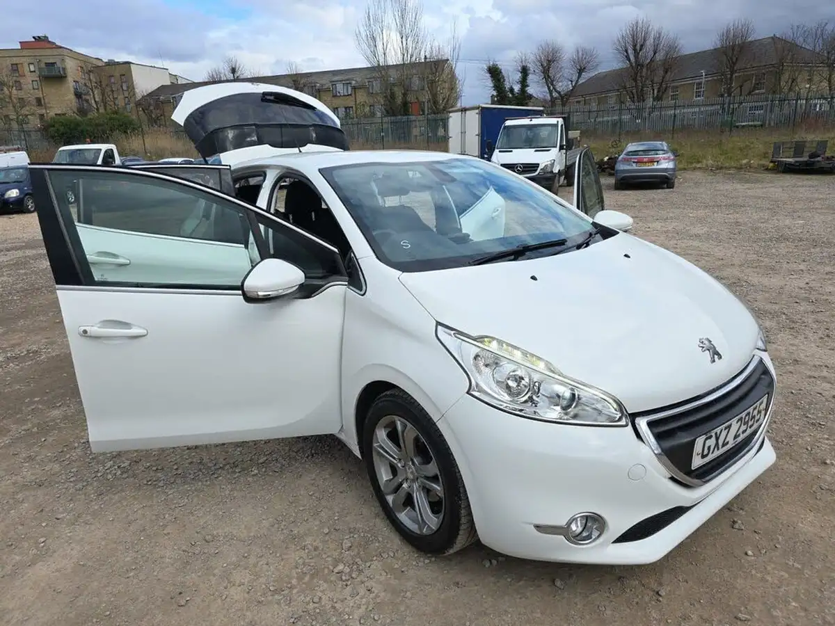 2014-peugeot-208-12-allure-ss-5d-egc-big-6