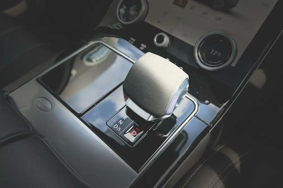 2021-land-rover-range-rover-velar-big-29