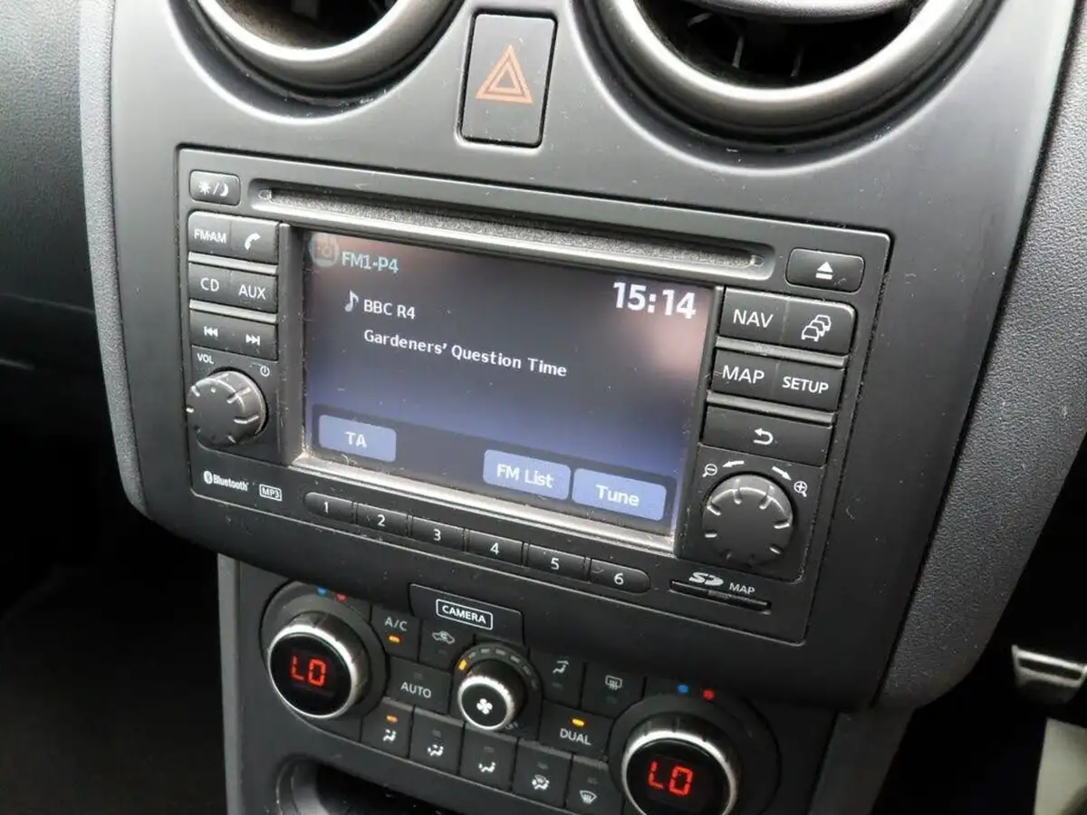 2012-nissan-qashqai-15td-n-tec-big-74