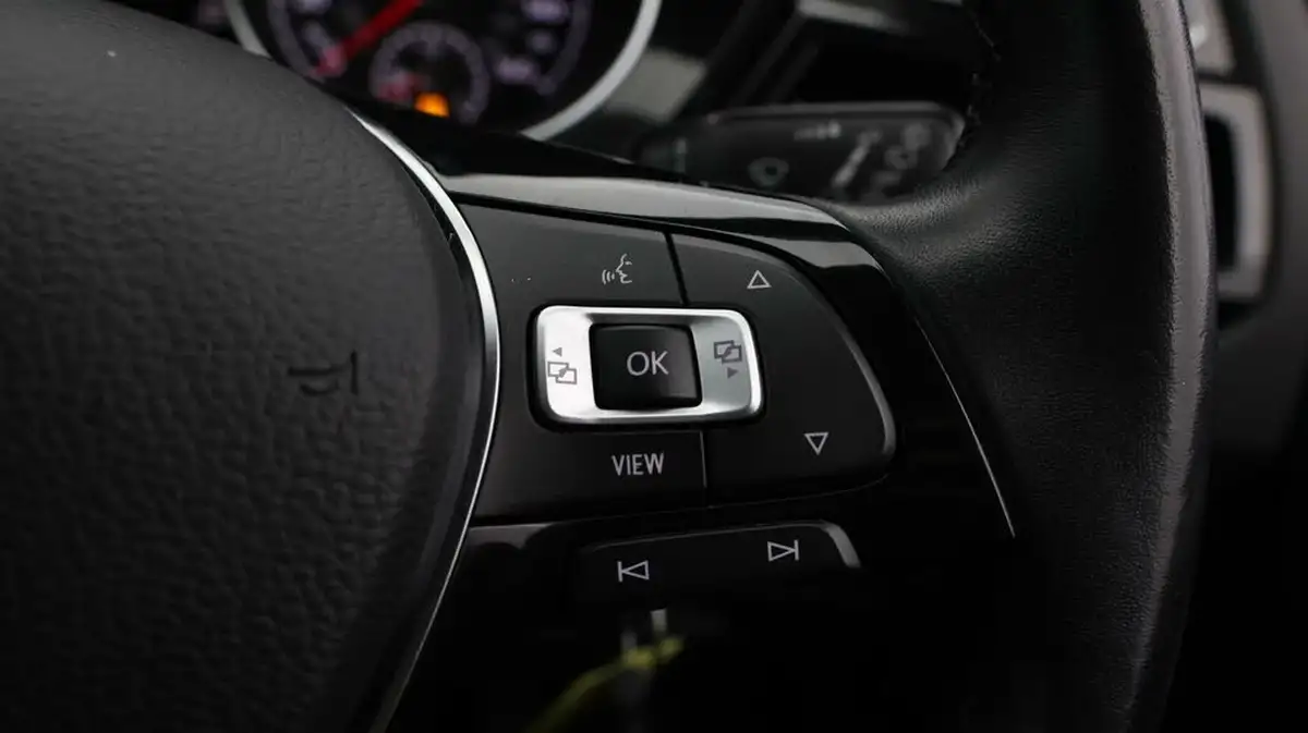 2021-volkswagen-touran-15-tsi-sel-dsg-big-24
