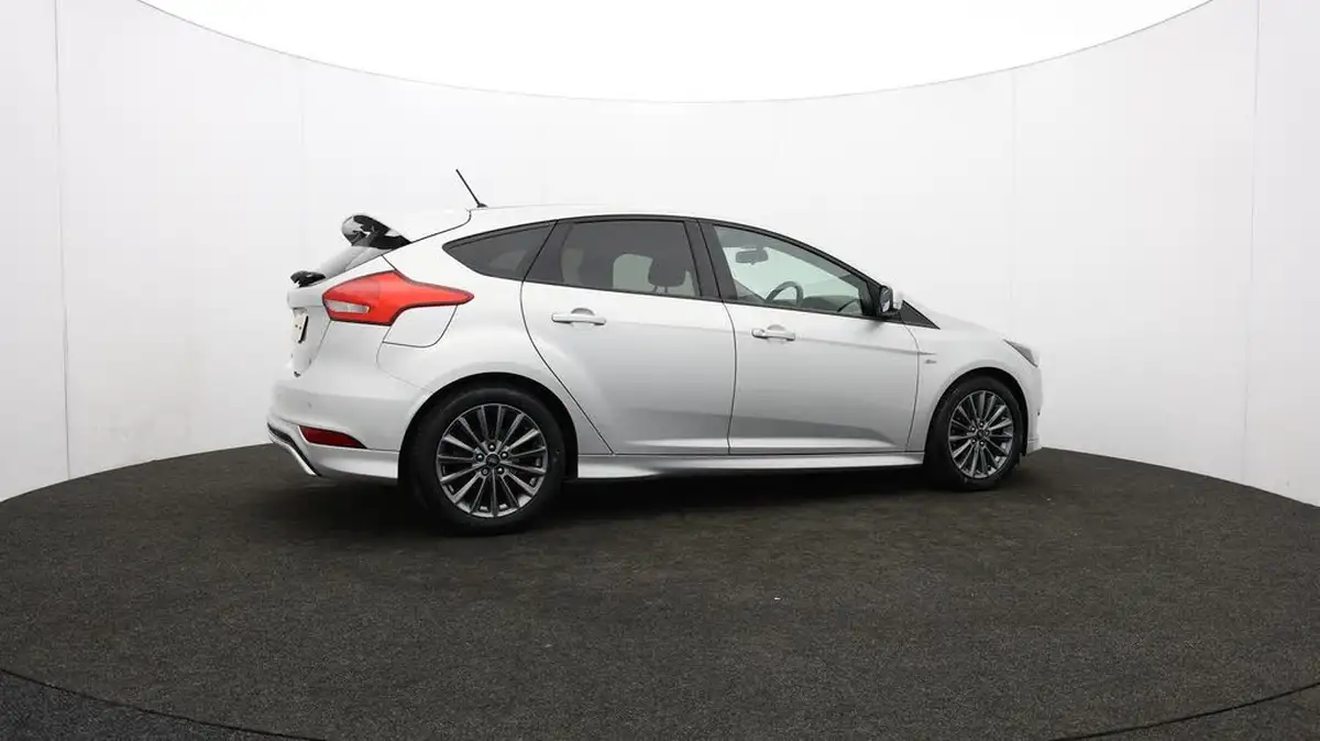 2018-ford-focus-10t-st-line-140ps-hatchback-big-38