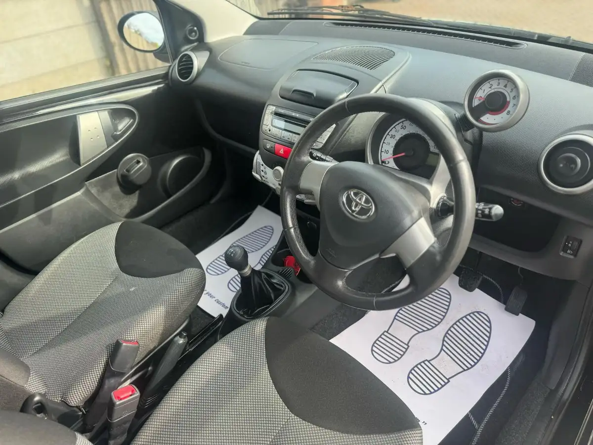 2014-toyota-aygo-10-move-5d-big-8