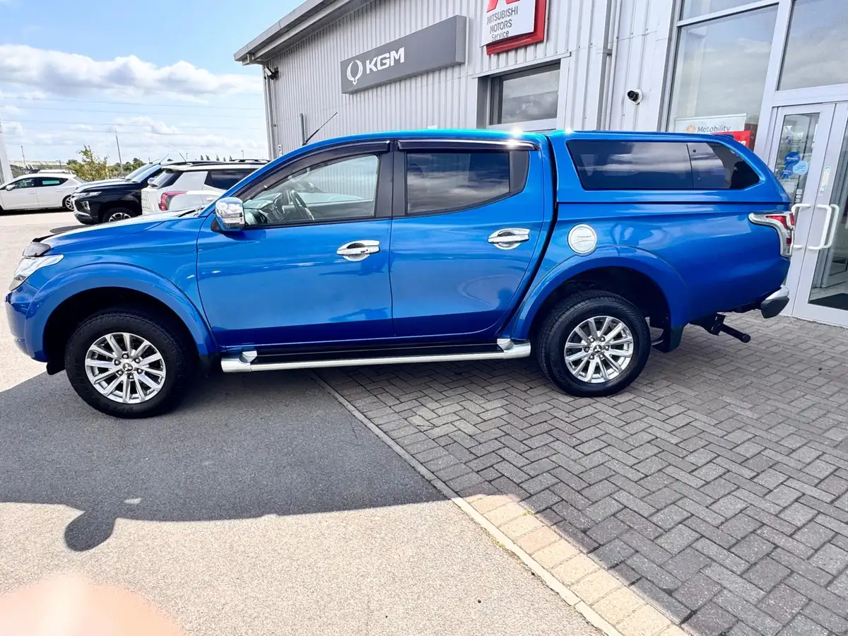 2015-mitsubishi-l200-24di-d-warrior-big-1
