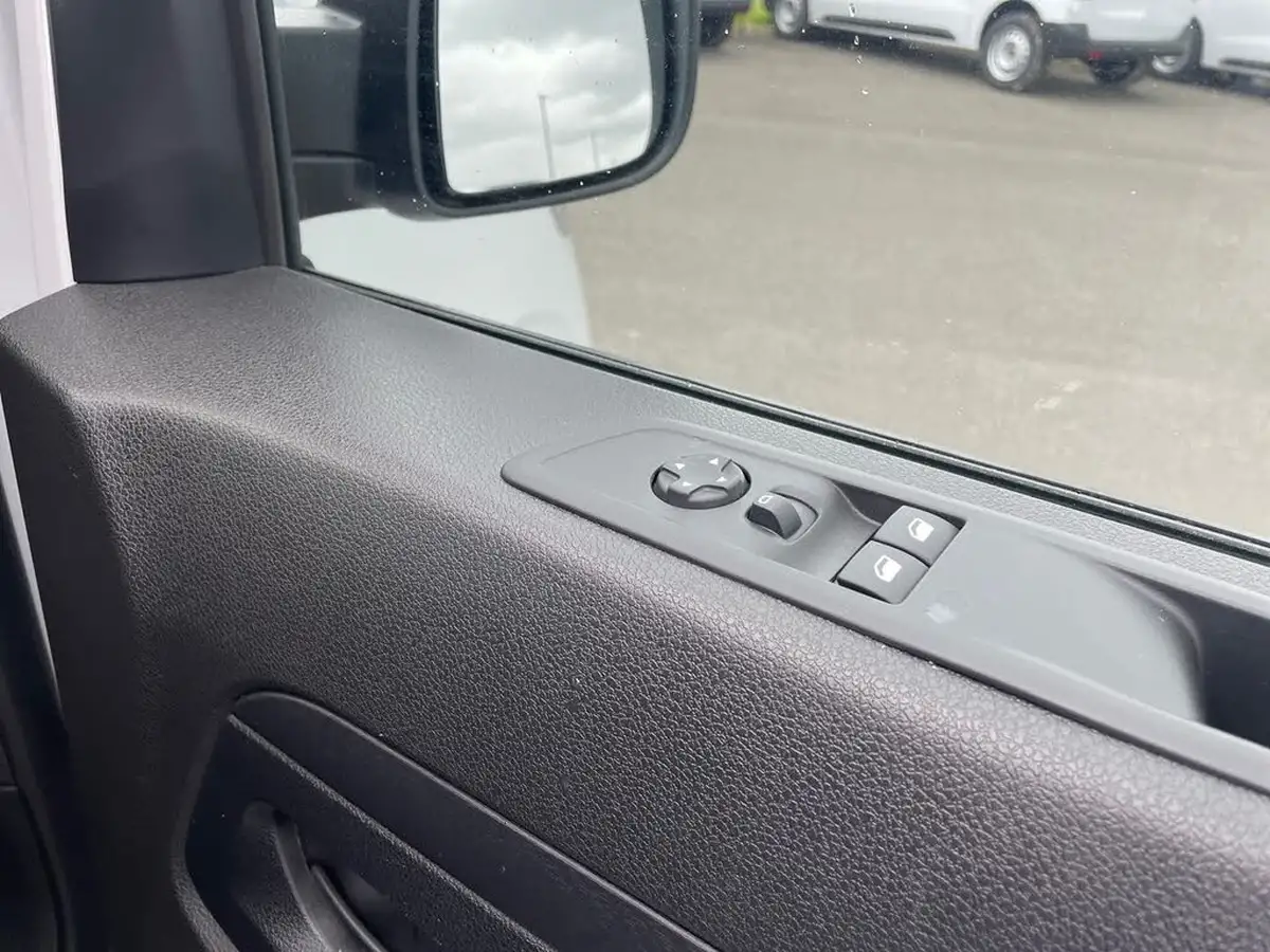 2024-toyota-proace-15d-icon-medium-without-plyliningrear-view-camera-big-22