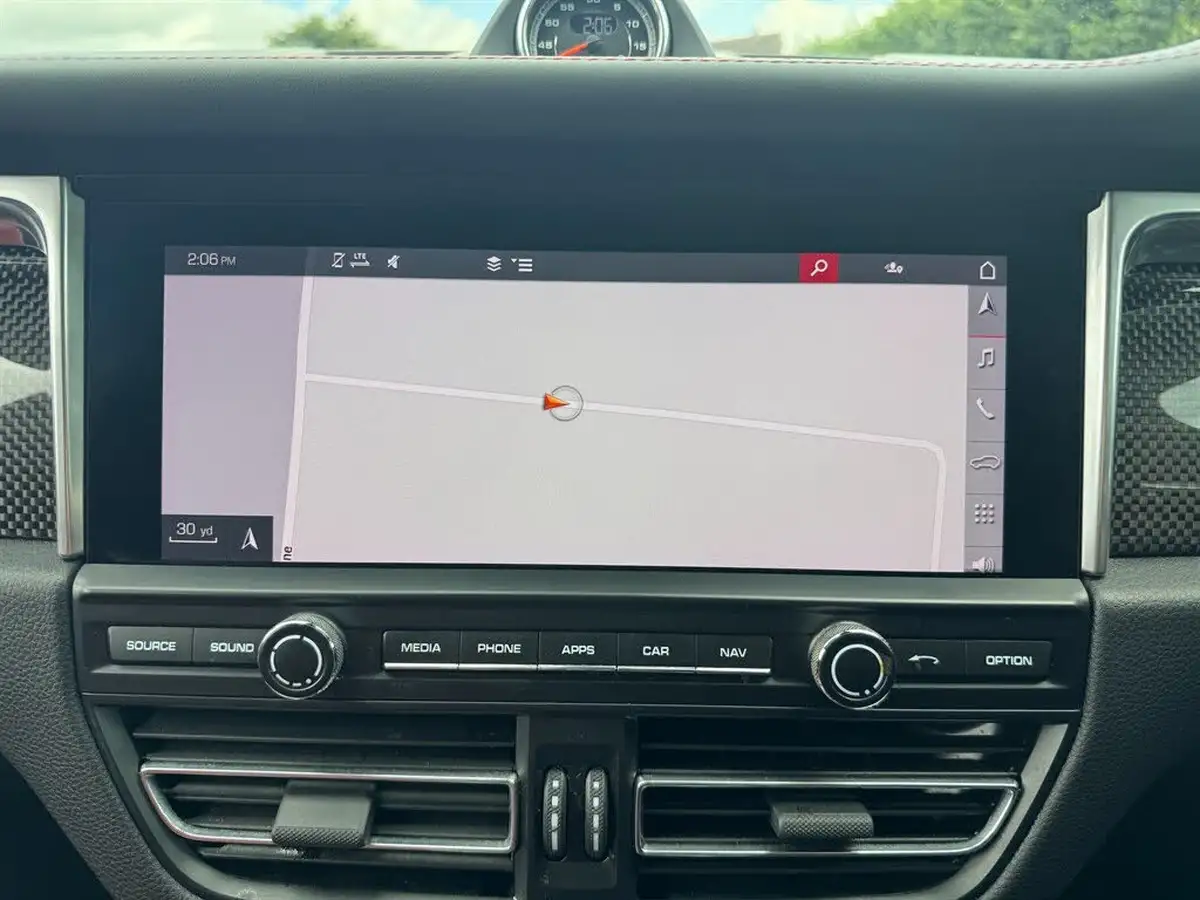 2021-porsche-macan-29-turbo-big-9