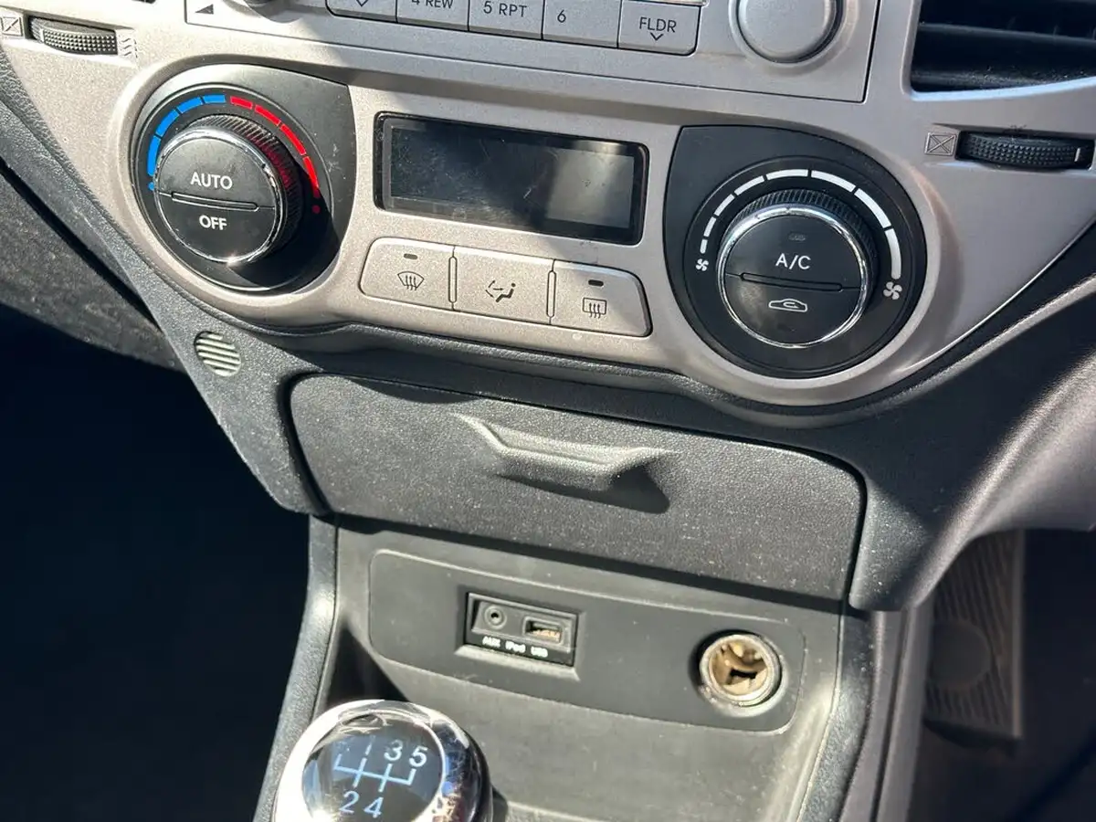2010-hyundai-i20-14-style-big-16