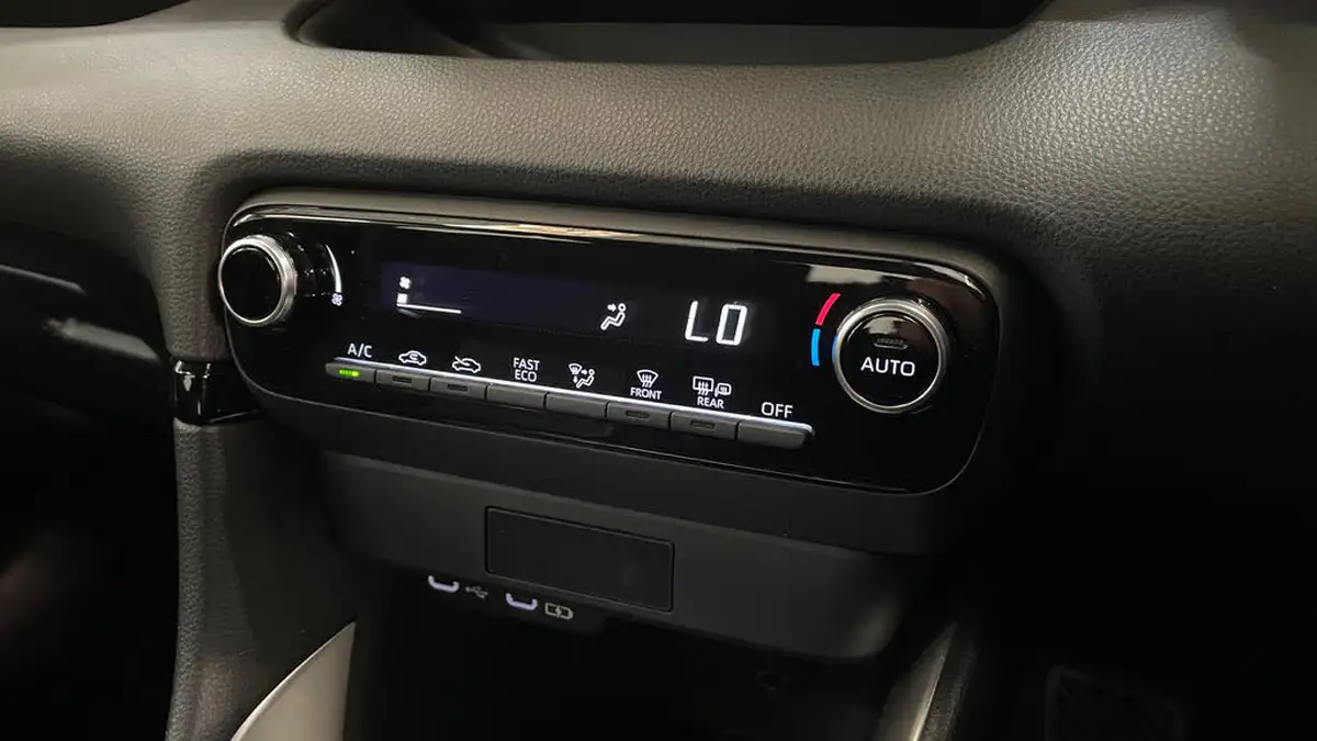 2024-mazda-mazda2-15-centre-line-big-20