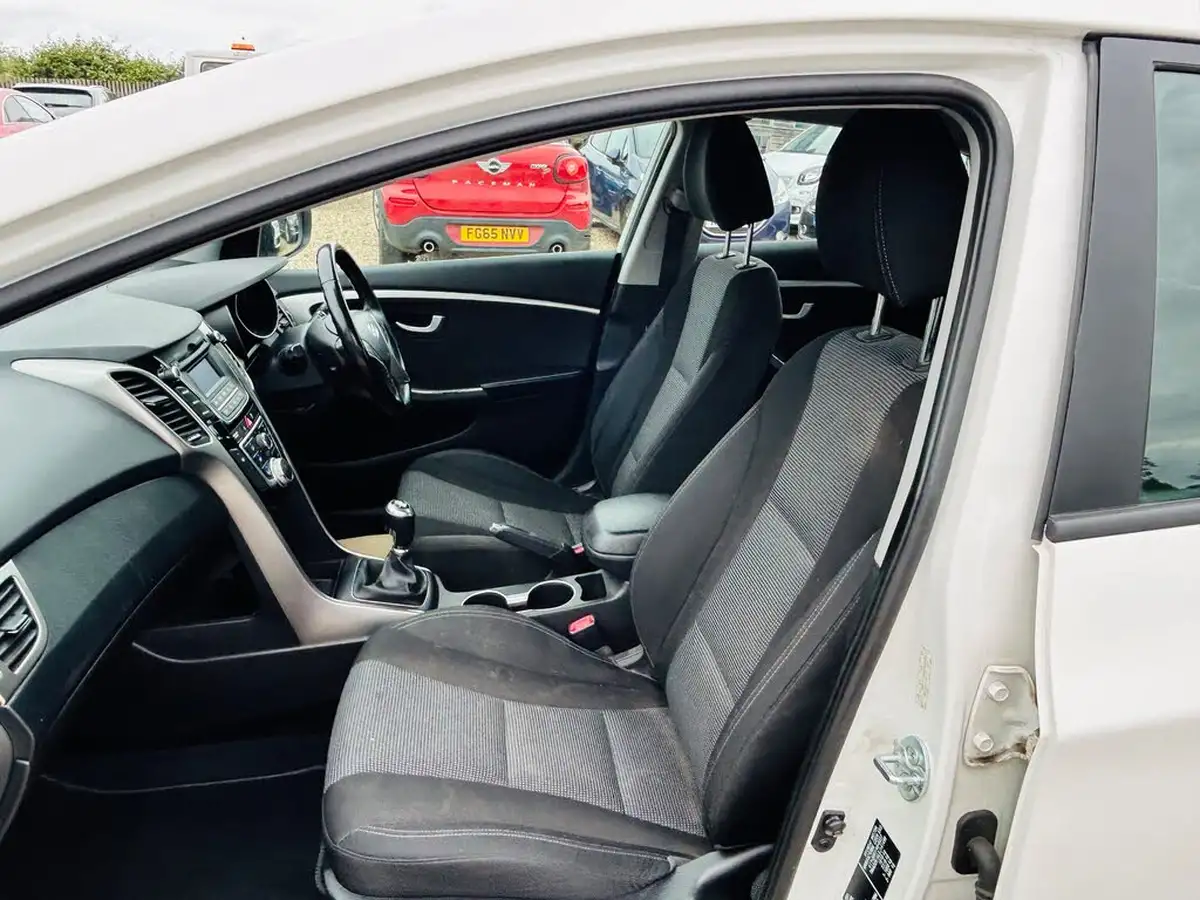 2013-hyundai-i30-16td-active-blue-drive-isg-big-11