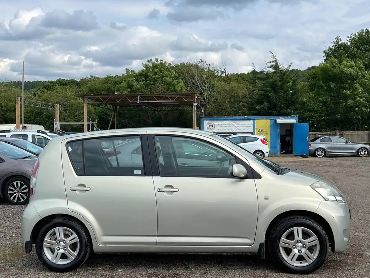 2008-daihatsu-sirion-13-se-big-5