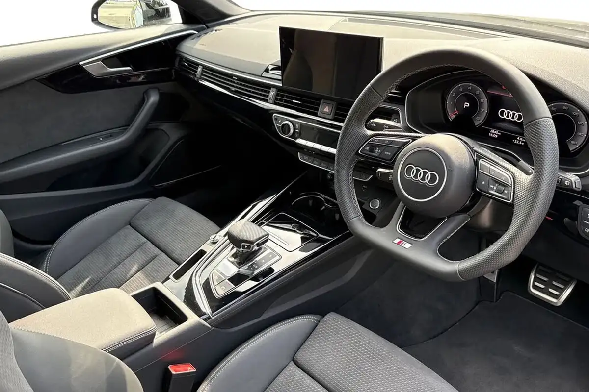 2024-audi-a4-avant-20-35-tfsi-black-edition-big-13