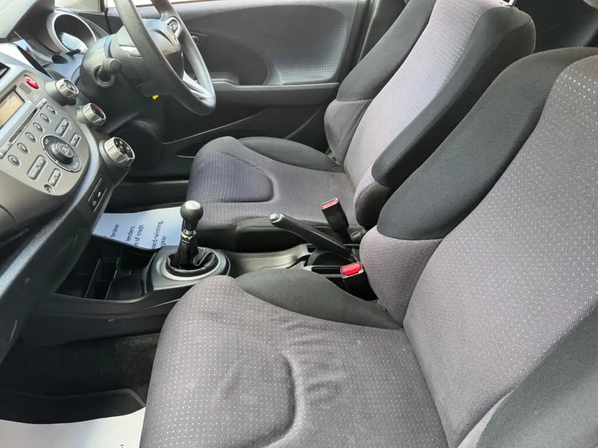 2010-honda-jazz-12-s-big-34