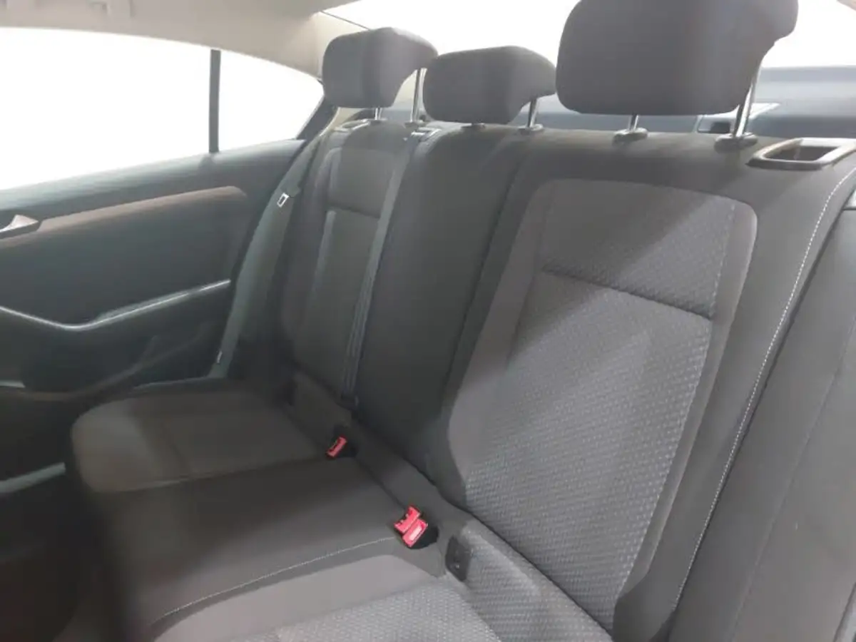 2015-volkswagen-passat-16tdi-bmtss-saloon-4d-big-5