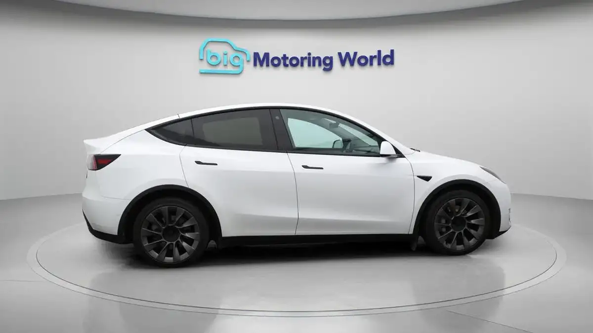 2022-tesla-model-y-e-long-range-big-8