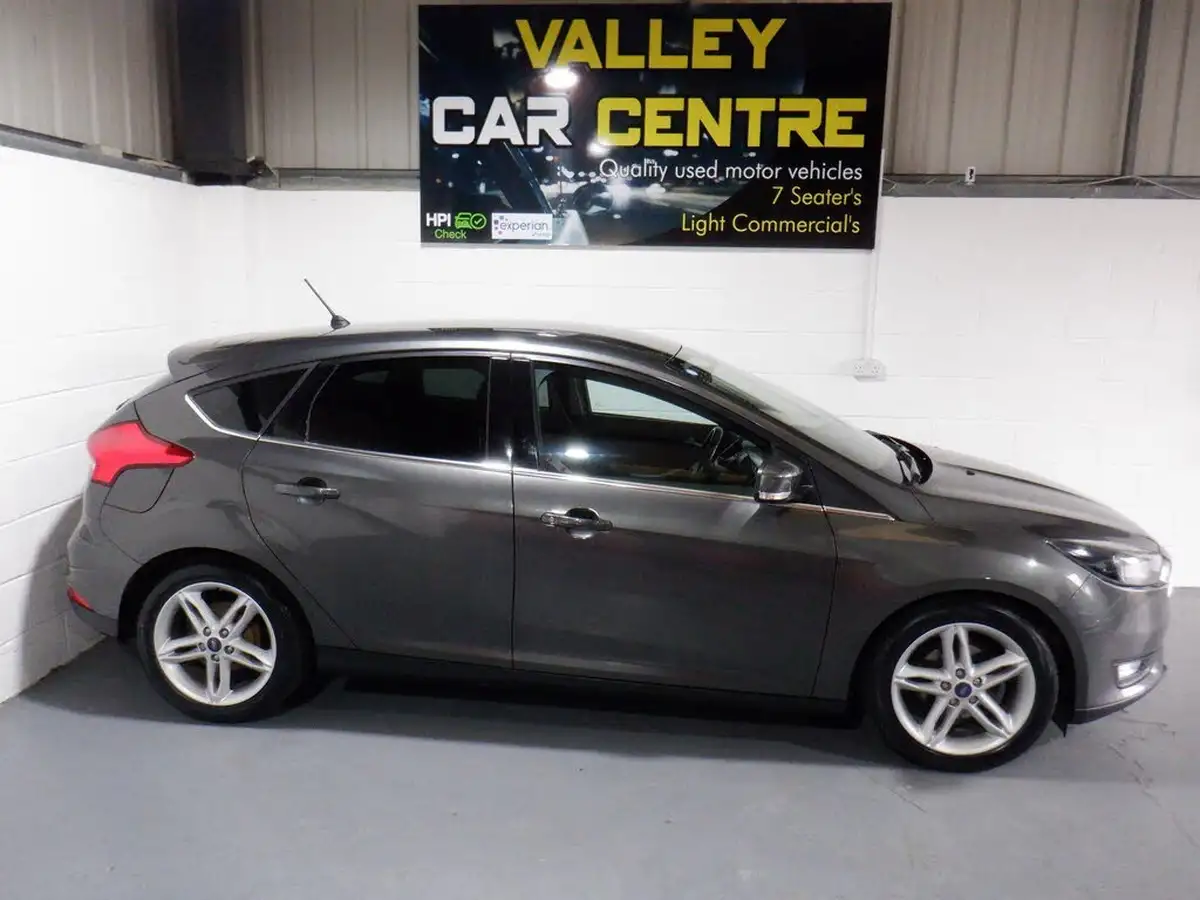 2017-ford-focus-10t-zetec-edition-100ps-hatchback-big-2