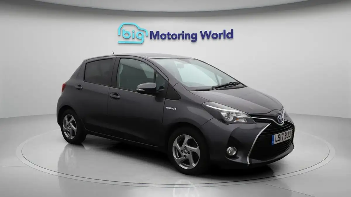 2017-toyota-yaris-15-vvt-i-icon-hybrid-big-1