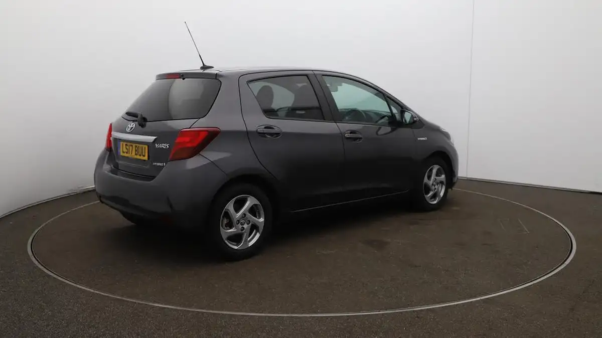 2017-toyota-yaris-15-vvt-i-icon-hybrid-big-53
