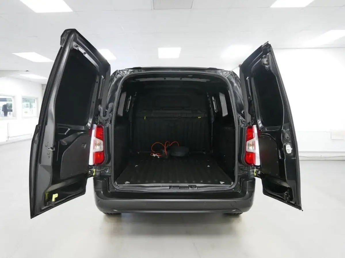 2022-toyota-proace-city-e-icon-l2-big-3