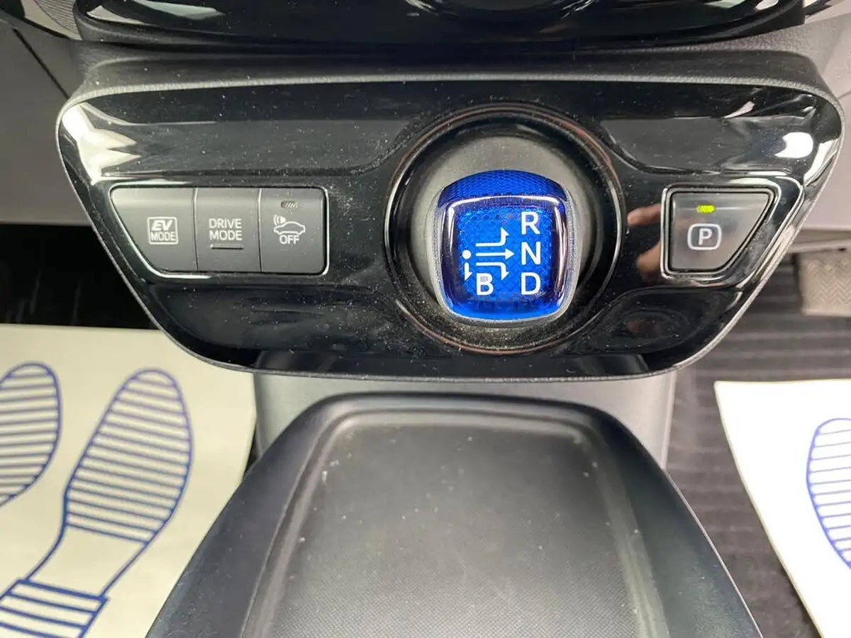 2019-toyota-prius-big-35