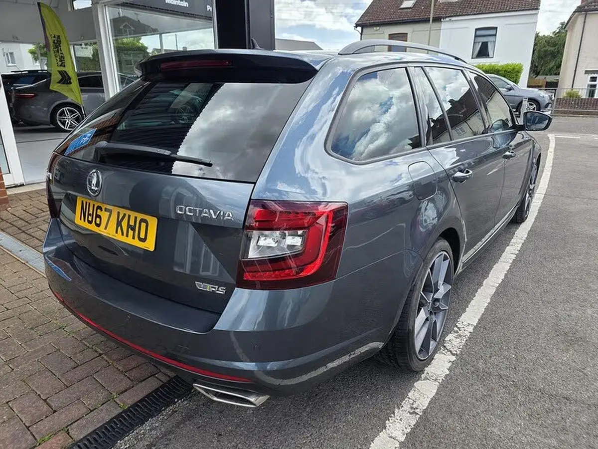 2017-skoda-octavia-20tdi-vrs-estate-big-6