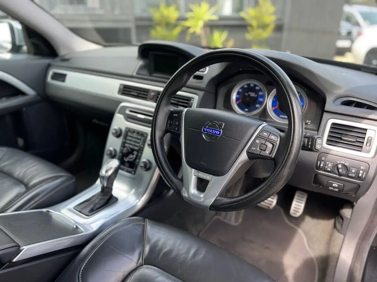 2013-volvo-v70-16td-d2-r-design-big-22