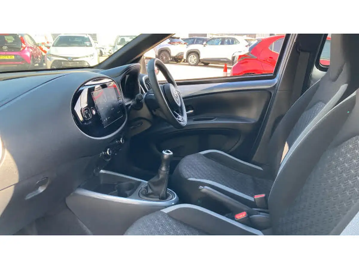 2024-toyota-aygo-x-10-vvt-i-edge-big-9