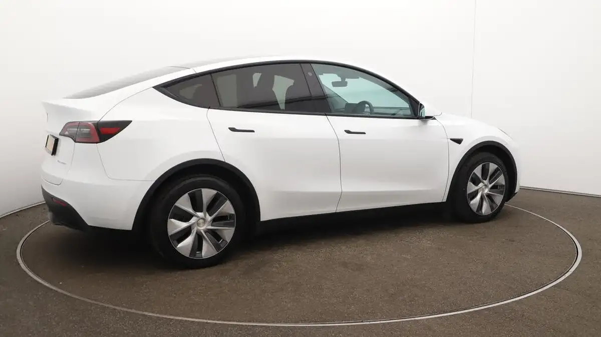 2023-tesla-model-y-e-long-range-big-51
