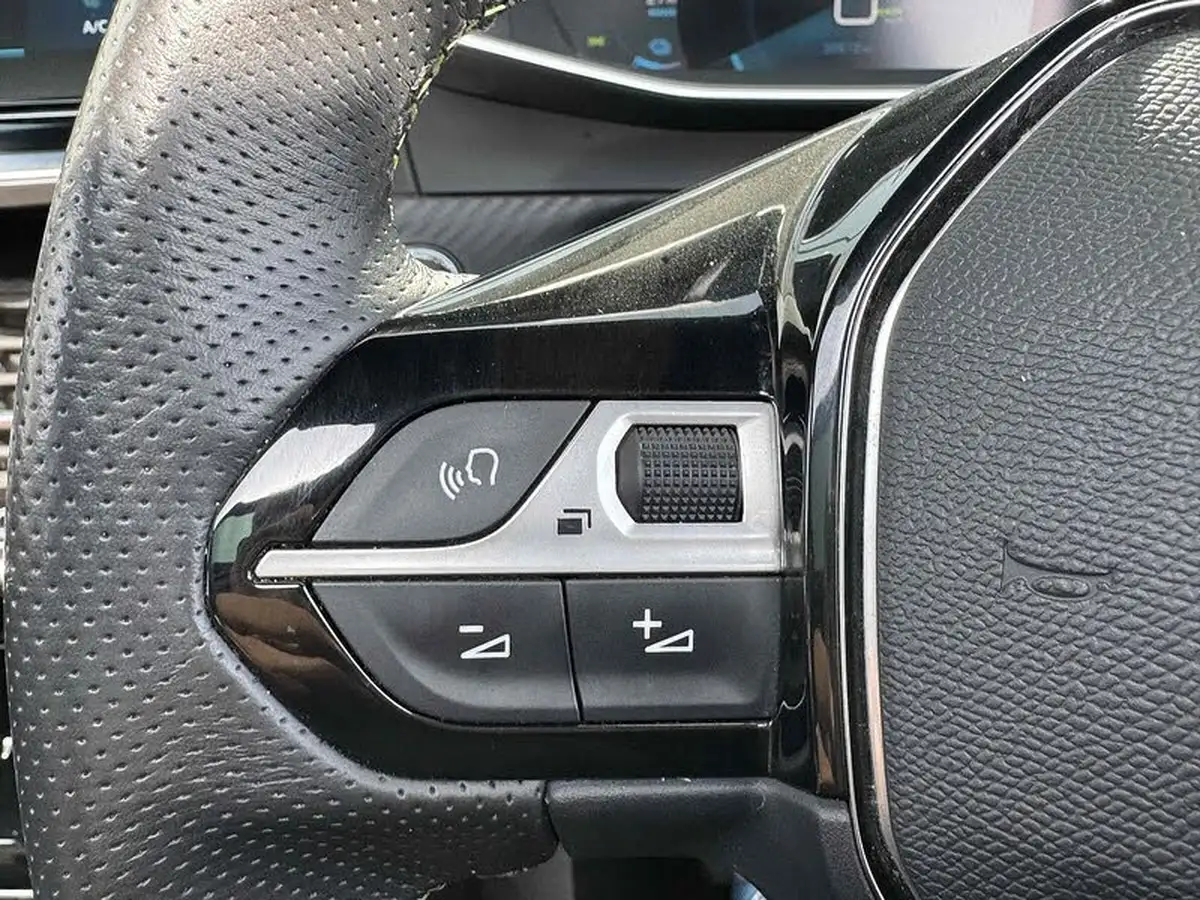 2021-peugeot-2008-suv-e-gt-premium-big-32