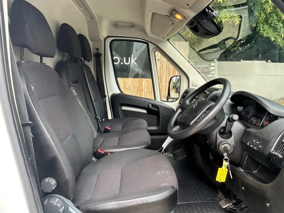 2020-citroen-relay-22bluehdi-35-l3h2-driver-big-2